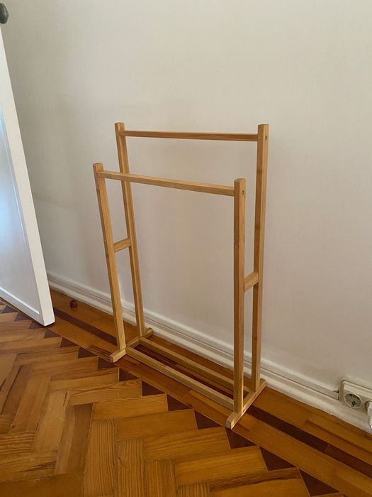 Suporte de toalhas e rolos em bambu