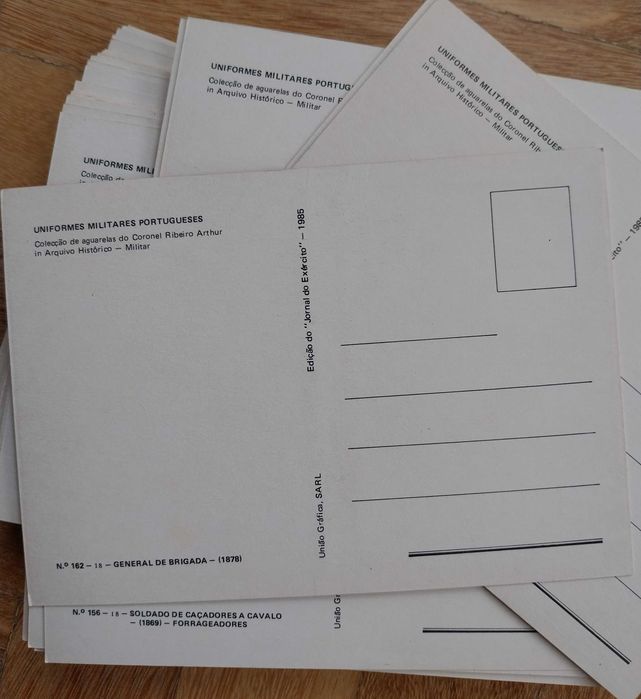 coleção de 71 postais Uniformes Militares Portugueses