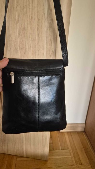 Torebka skórzana czarna na ramię mała