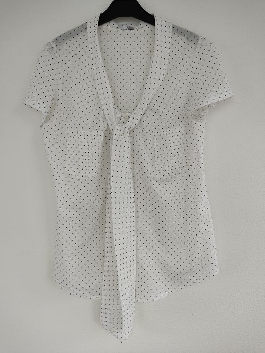 Camisa branca com bolinhas