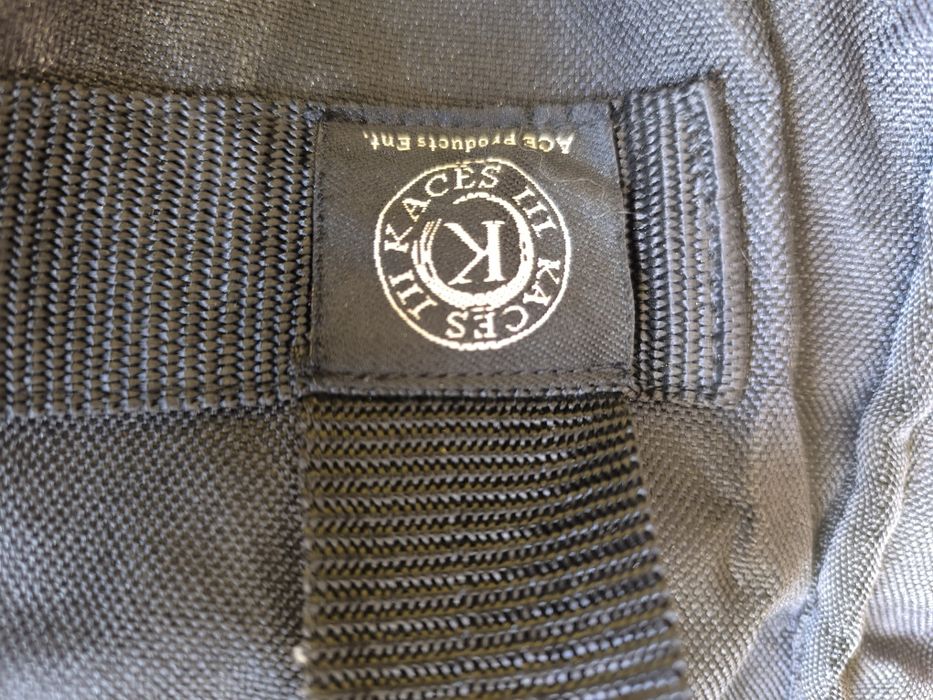 Capa para violoncelo, arco e livros diversos