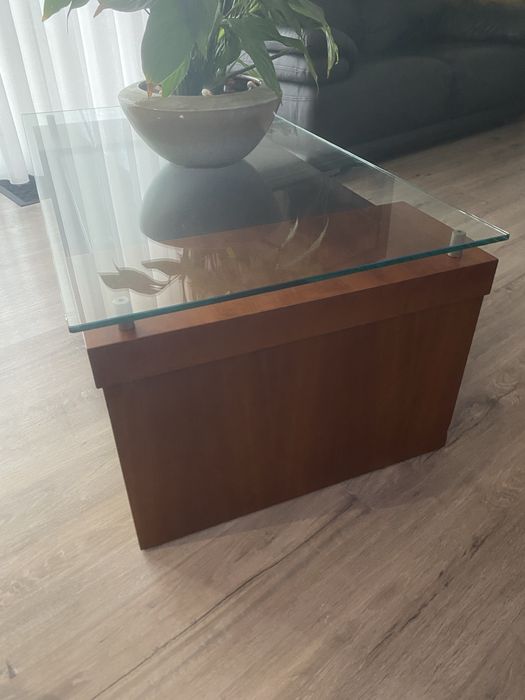 Mesa de centro de madeira com tampo de vidro
