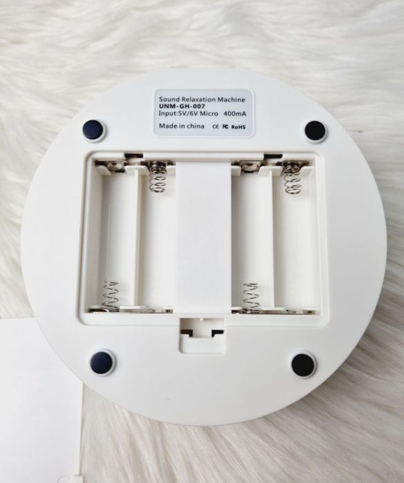 Lampka LED z białym szumem i dźwiękami do relaksu dla dzieci i dorosły