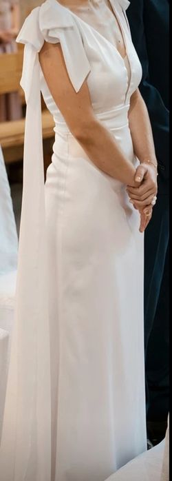 Suknia ślubna z ozdobnymi ramionami