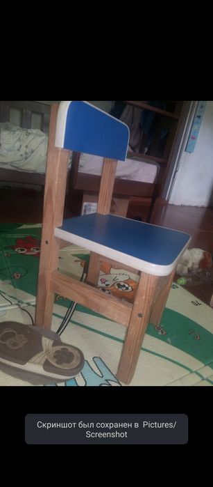 Деревянный стол и стулья