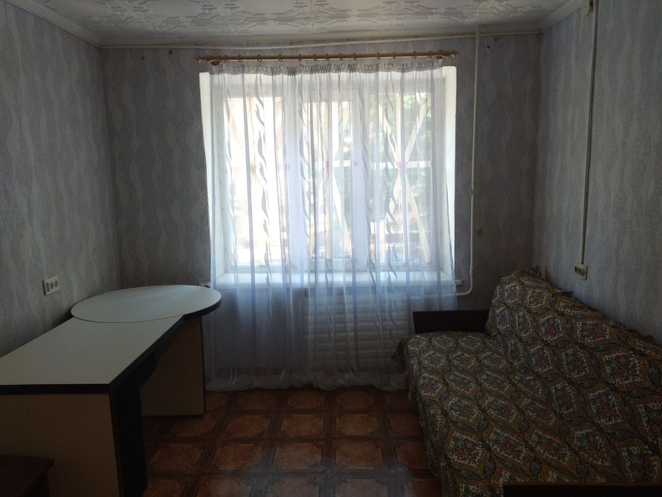 Здається кімната в гуртожитку