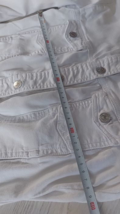 Narzutka kurteczka ślubna biała sinsay jeans aplikacja bolerko marynar