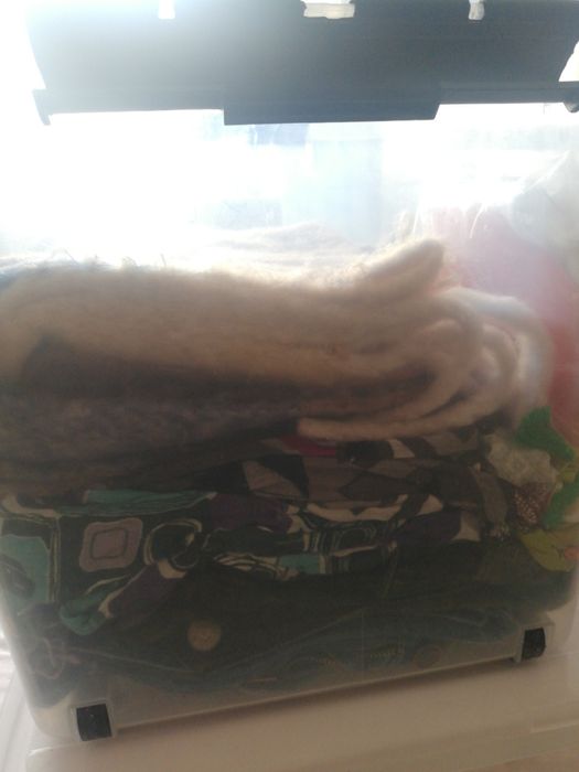 Caixa com 50 peças de roupa