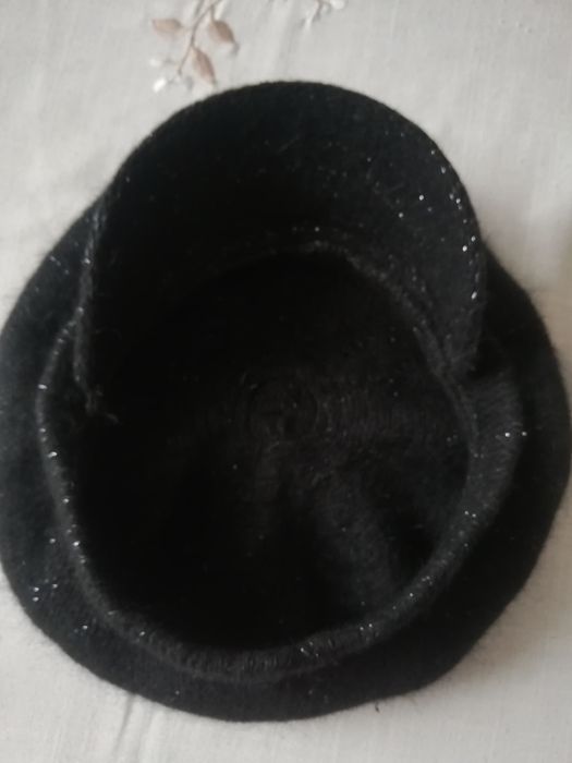 Czapka damska z daszkiem.