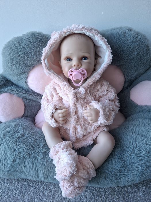 Lalka jak żywe dziecko na styl reborn piękna NOWA duża 50 cm , cala gumowa , brzuszek też , dziewczynka otwarte oczy ubrana jak na zdjęciach