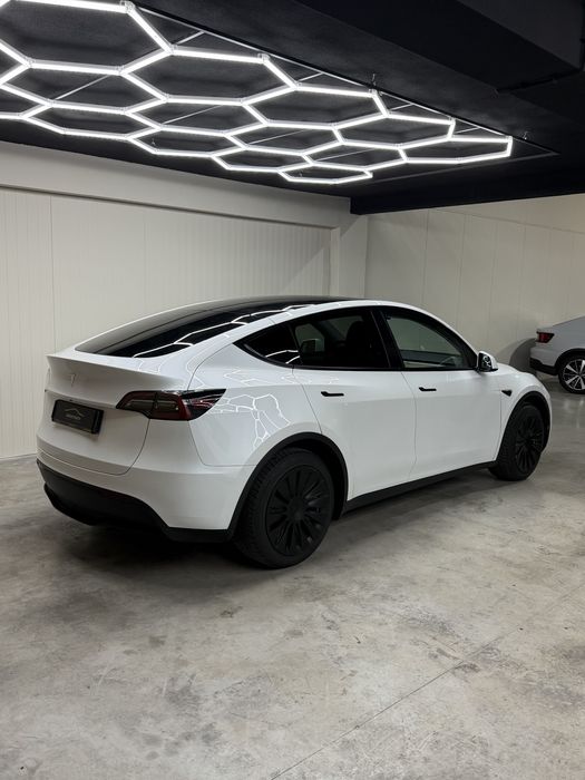 Tesla Model Y — fotografia 5