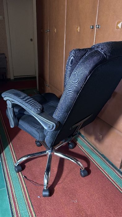 Офисное кресло с массажем поясницы