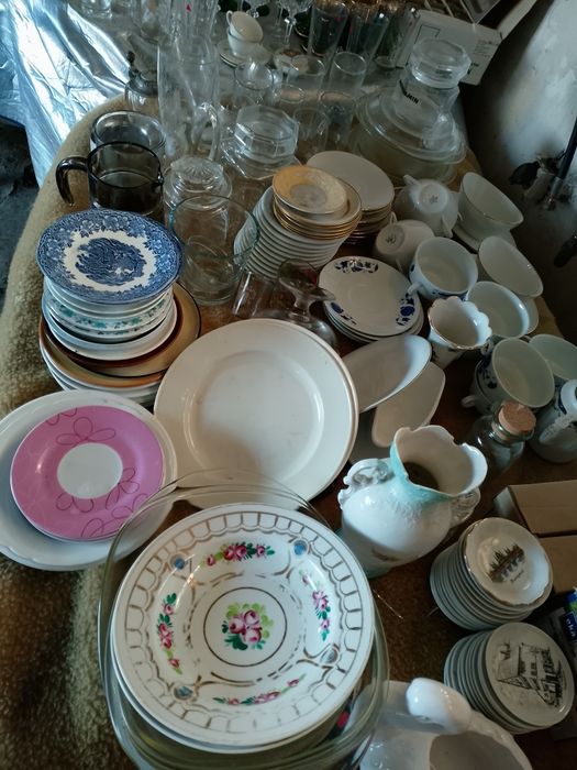 Talerze, kieliszki,kryształy, kubki.