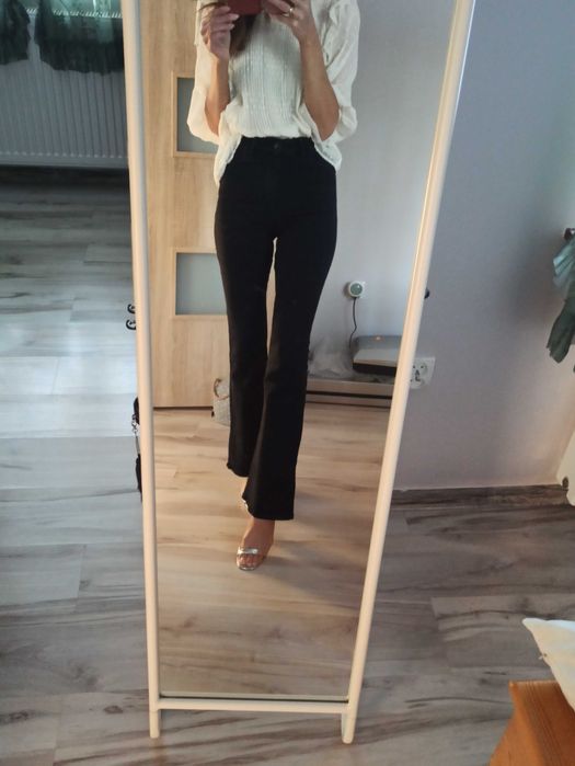 Spodnie jeansowe czarne dzwony dopasowane Bershka XS wyższy stan