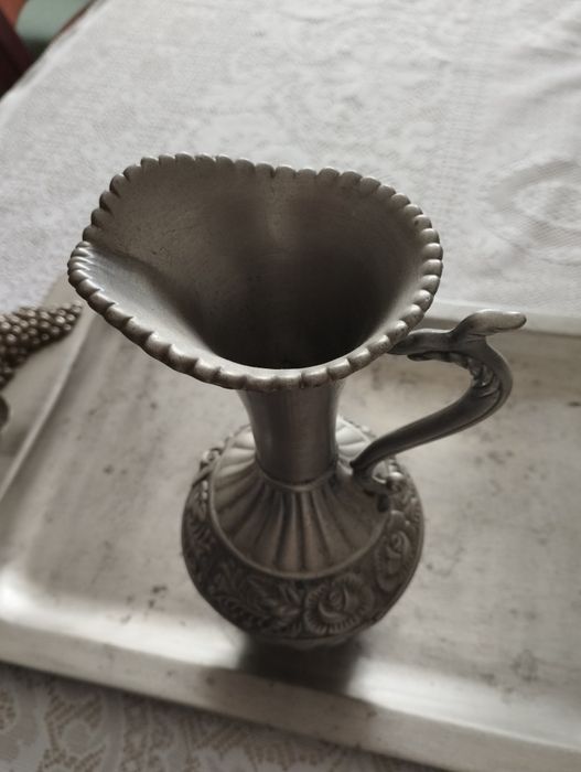 Peça decorativa em estanho,em muito bom estado.