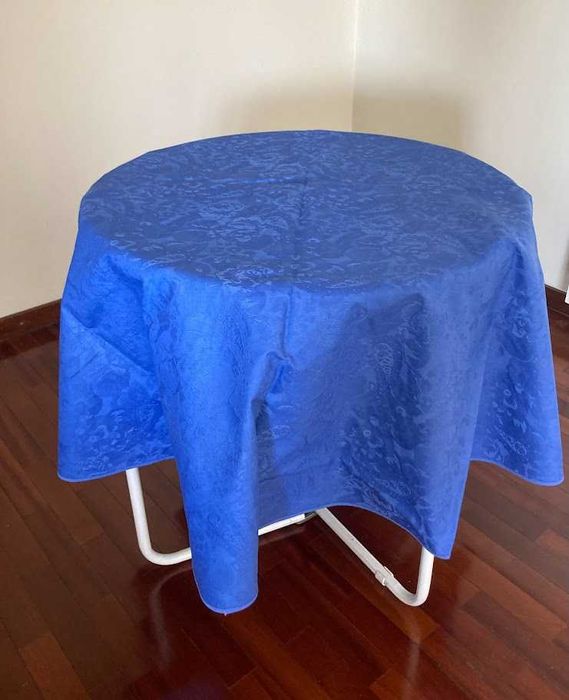 Toalha redonda azul com padrão da mesma côr