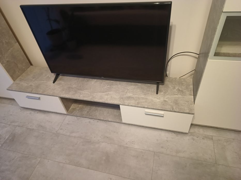 Zestaw mebli do salonu z witrynami biel+ jasny beton
