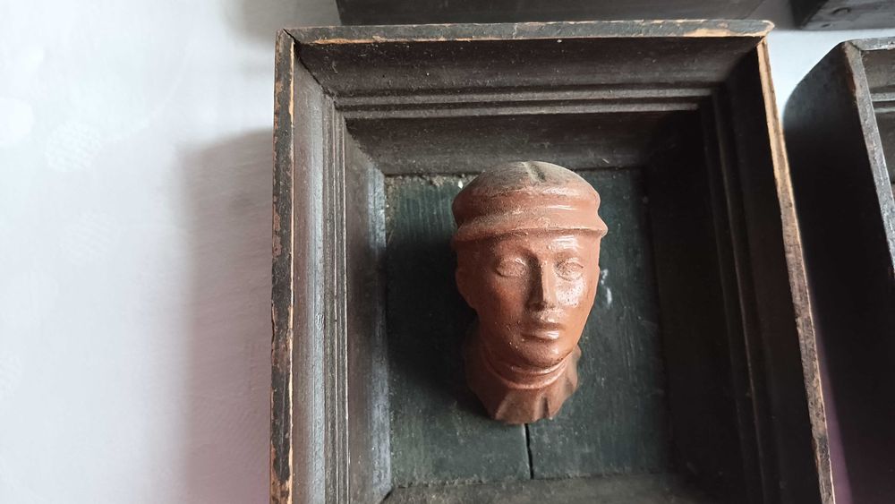 Bardzo stare ceramiczne głowy wawelskie