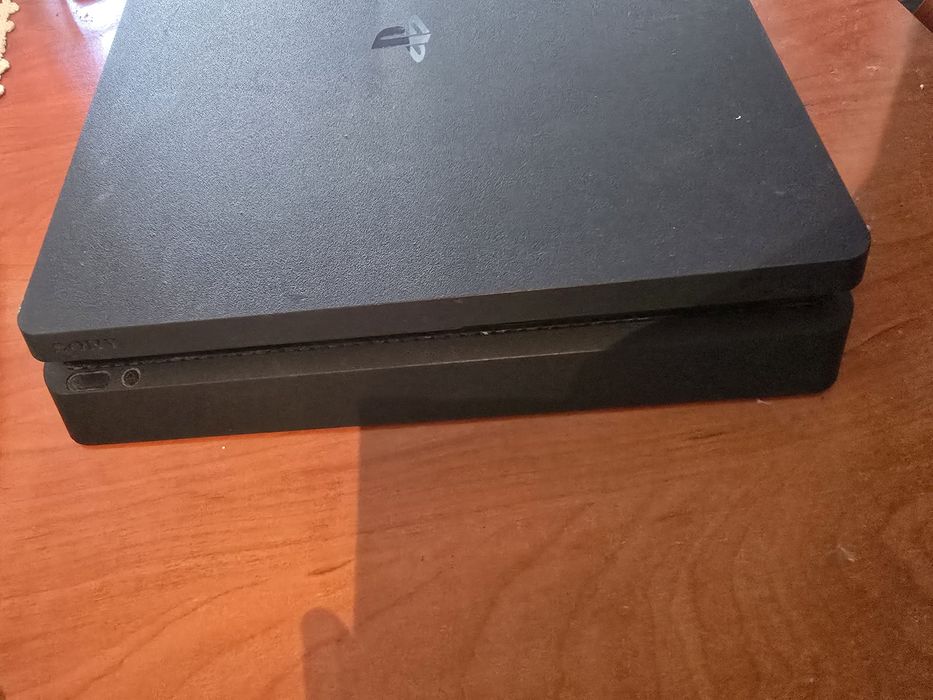 PlayStation 4 com 1 jogo e 1 comando