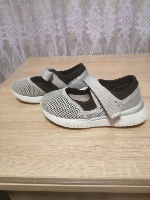 Продам детскую обувь.