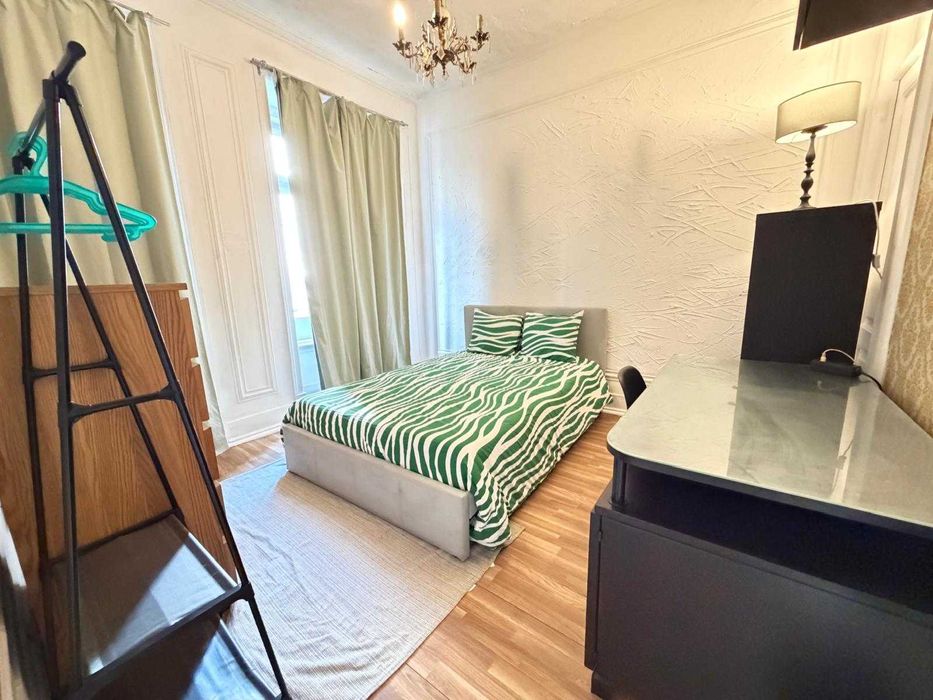 Quartos em excelente localização com despesas inclusas - 600~650 euros - Casais e Solteiros - Próximo ao metro e restaurantes