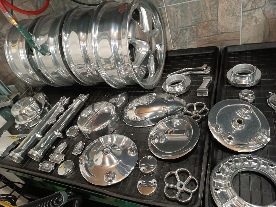 Polerowanie wibracyjne felg aluminium części motocykli i samochodów