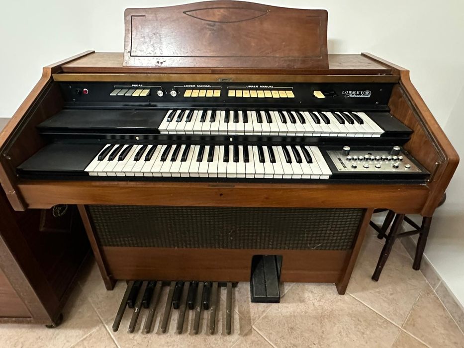 Piano vertical lowrey