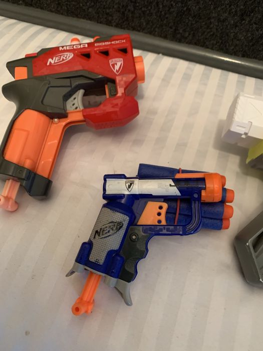 Trzy sztuki pistoletów Nerf plus 40 strzałek