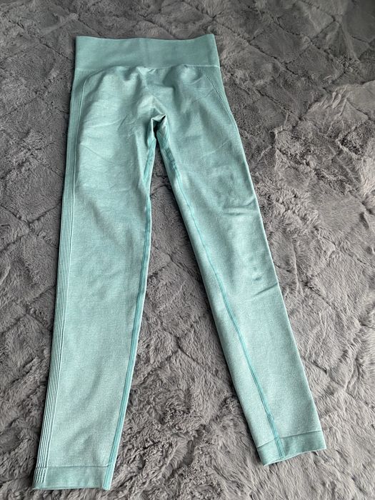 Legginsy sportowe ze szwem podkreślającym pośladki
