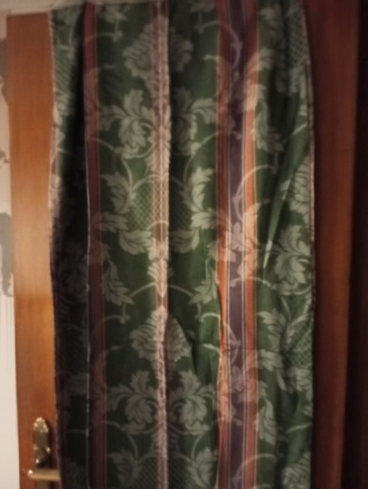 Cortinado lateral para sala pequena ou quarto