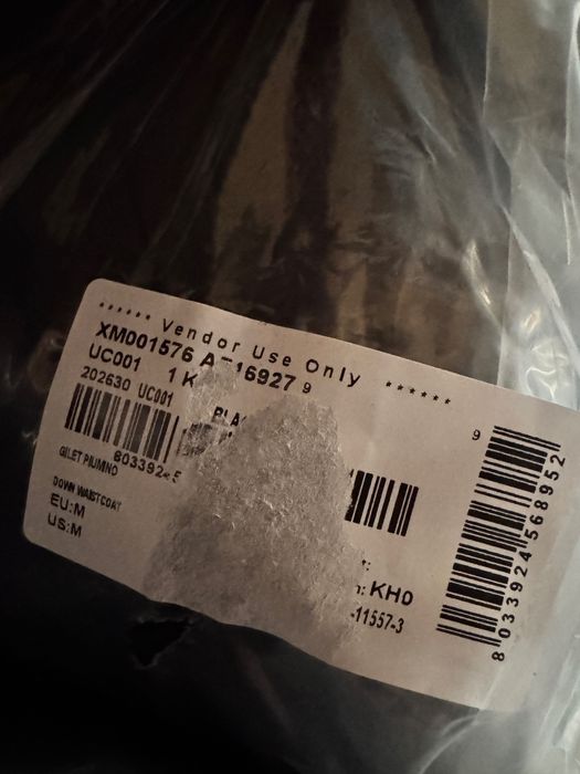 Пухова безрукавка Armani Exchange колір чорний XM001576 AF16927