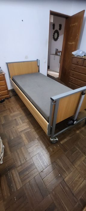 Cama articular para tratar pessoas idosas