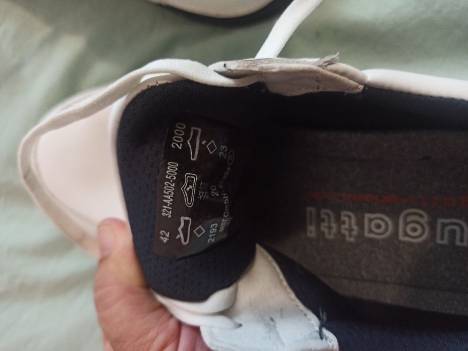 Кросівки чоловічі і