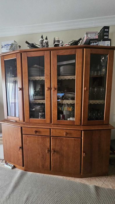 Aparador/louceiro e mesa de sala com 6 cadeiras