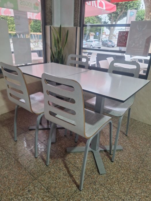 Mobiliário para Café / Restaurante – Mesas e Cadeiras em Bom Estado