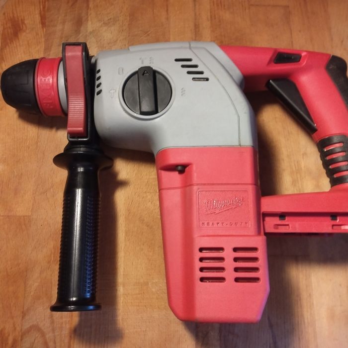 Młotowiertarka  Milwaukee  V18 HX
