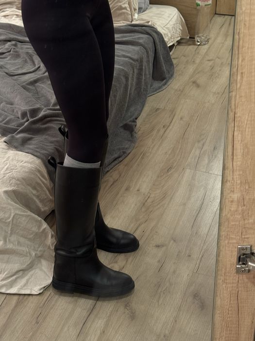 Чорні шкіряні чоботи