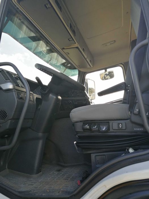 CAMIÃO VOLVO FM9 – 19T - 300cv – COM GRUA E BÁSCULA