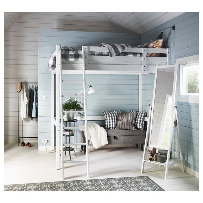 Cama alta IKEA usada, resistente e segura. Ideal para otimizar espaço, com escada e área livre embaixo. Ótima para quartos pequenos!