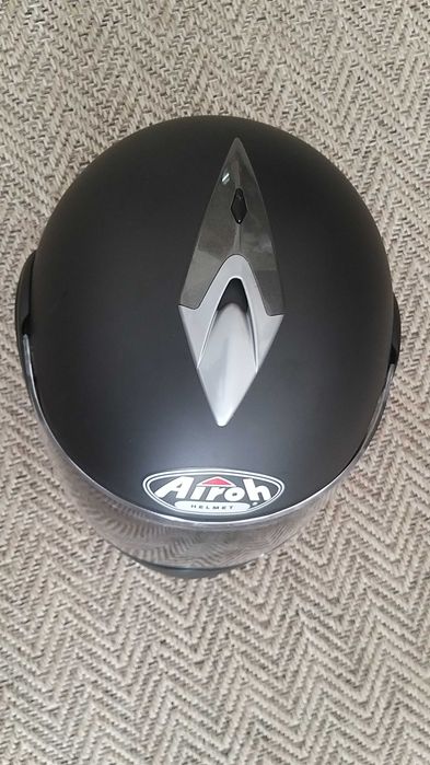 Capacete Airoh preto e cinza
