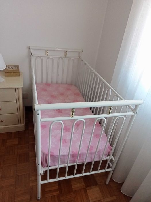 Cama de bebé em ferro