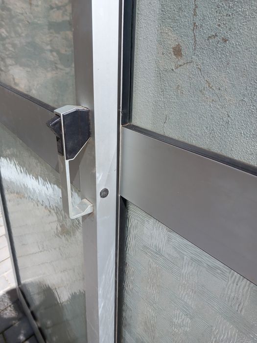 Sacada de correr de duas folhas com vidro simples transparente