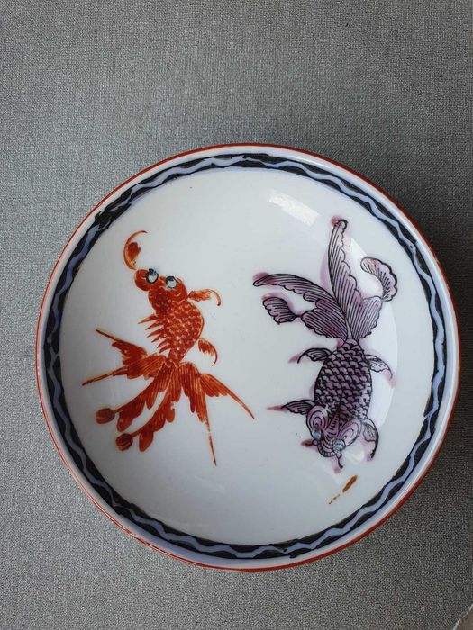 Três pequenos pratos em porcelana, casquinha e estanho