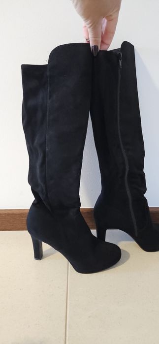 2 botas uma de 39 a outra 38