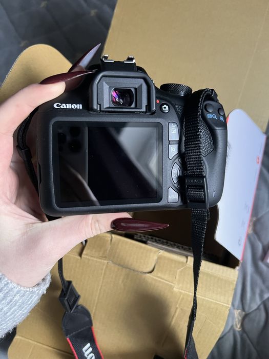 Canon EOS 2000D з об'єктивом EF-S 18-55 IS II Kit.