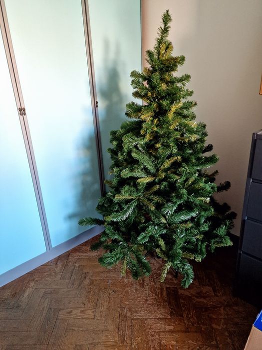 Árvore de Natal com 1m e 55cm altura e 95cm de largura