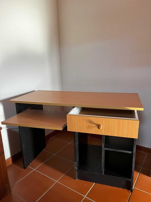 Secretária com arrumação