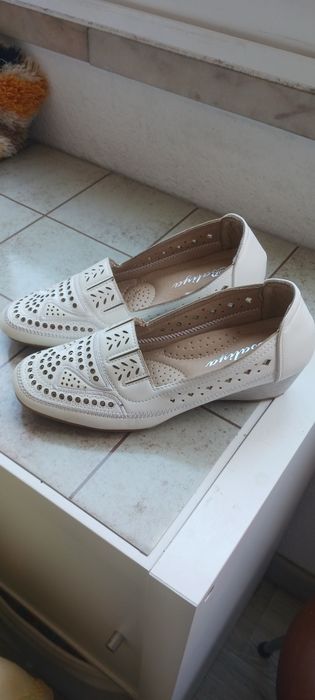 Sapatos brancos,pele,t.36.12€