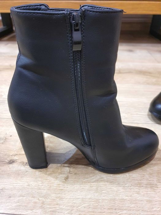 Czarne botki na obcasie z ozdobnym paskiem