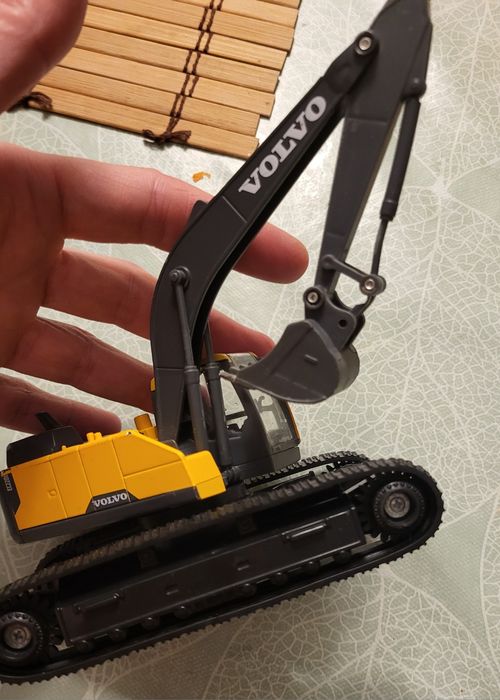 Металевий оригінальний Bburago  Екскаватор Volvo